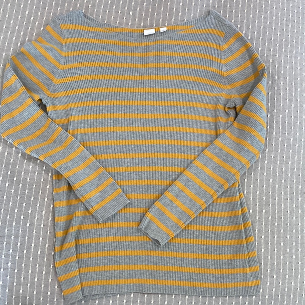 Gap medium long sleeve gold and gray striped top
